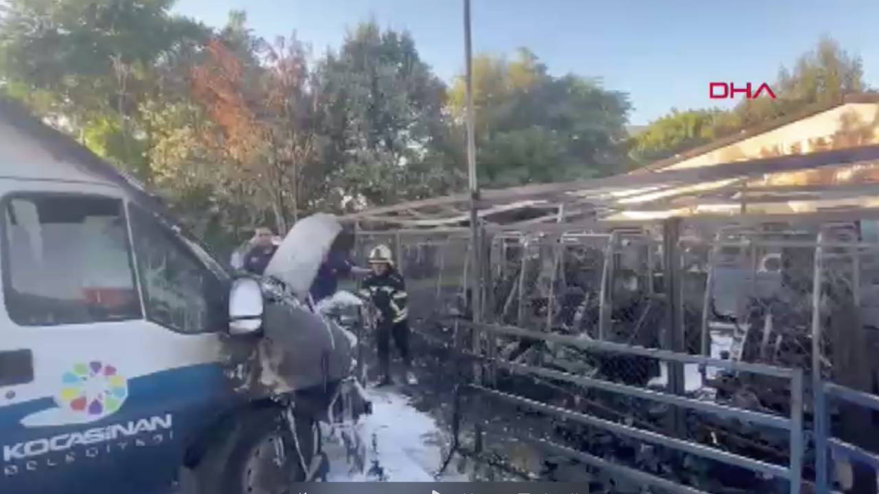 Kayseri’de belediyeye ait temizlik şefliğinde çıkan yangında 8 araç hasar gördü