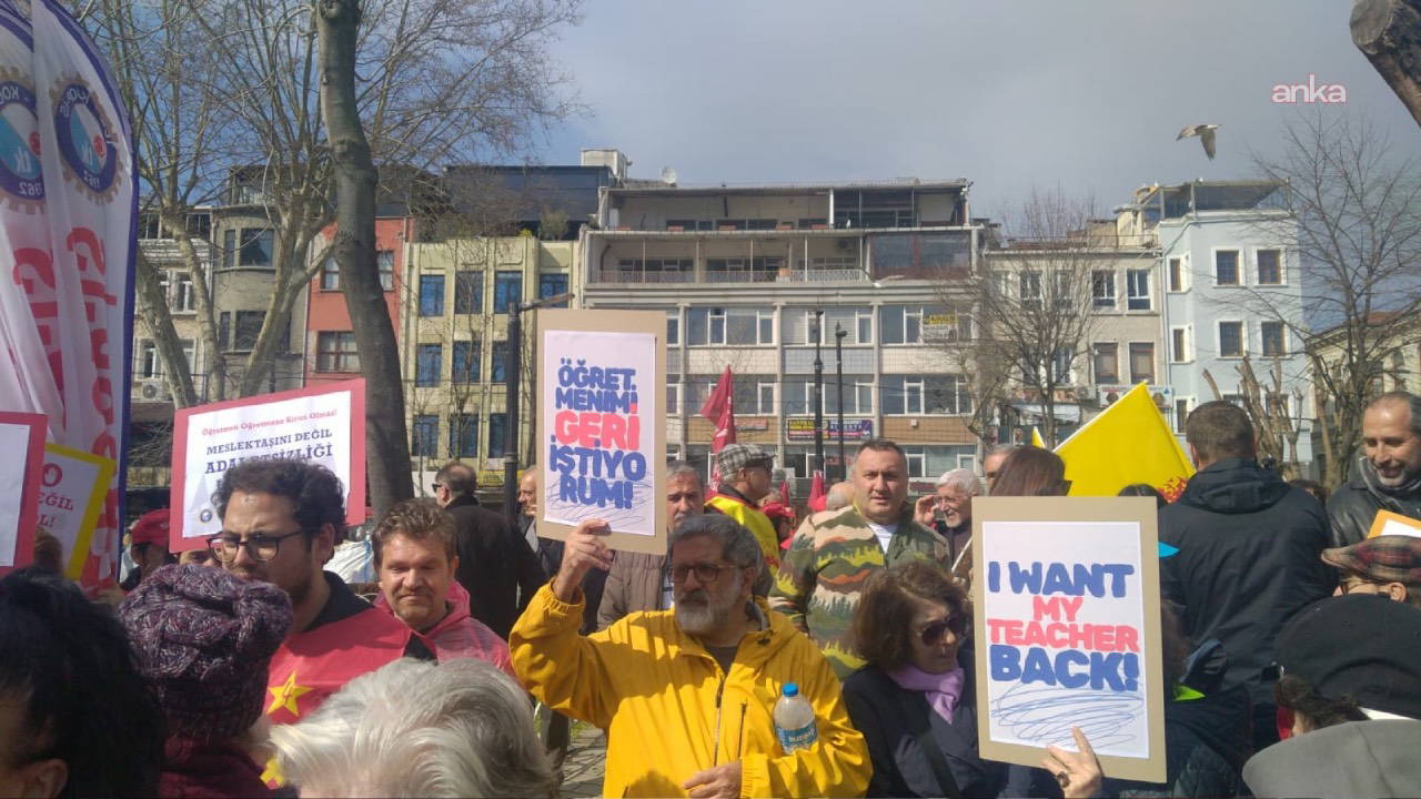İtalyan Lisesi öğretmenlerinden protesto: İl Milli Eğitim Müdürlüğü önüne kalem bıraktılar