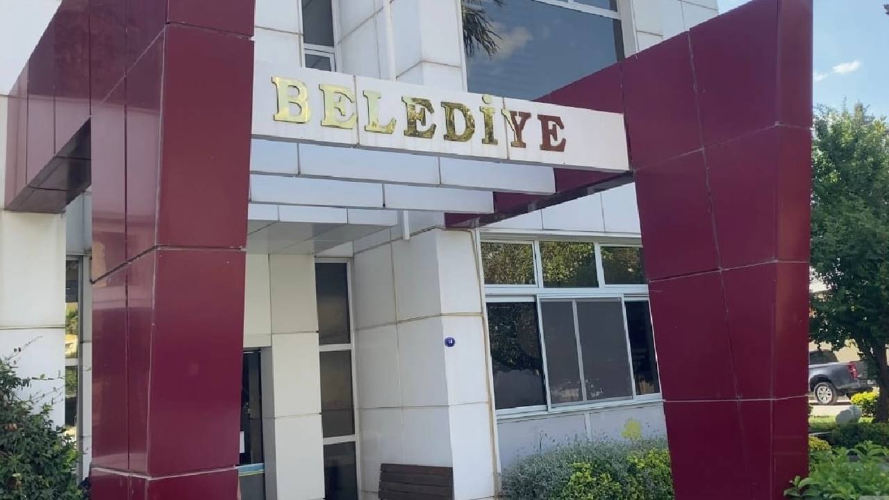 Seferihisar Belediyesi'ne operasyon... Gözaltına alınanlar adliyeye sevk edildi