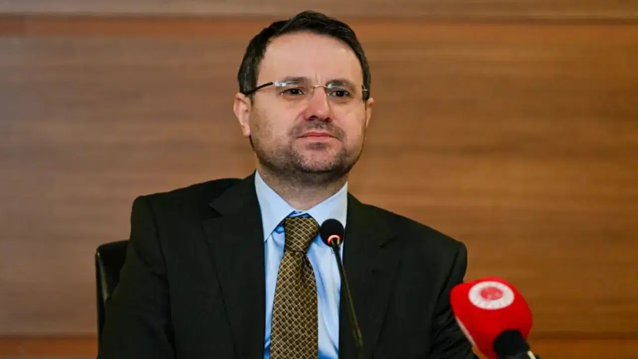 CHP'li Murat Emir dikkat çekti: Özgür Özel kürsüdeyken Akın Gürlek hakkında tazminat kararı servis edildi