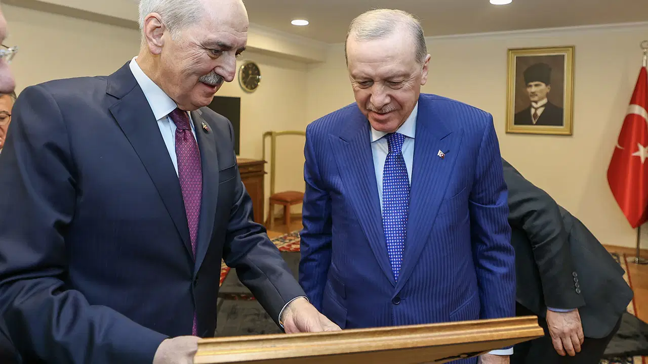 Kurtulmuş'tan Erdoğan'a Sırrı Süreyya Önder hediyesi