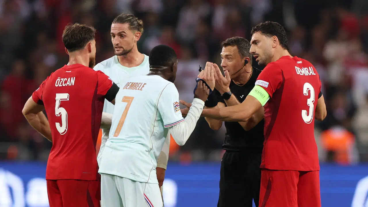 Merih Demiral'dan kırmızı kart tepkisi: 'Hakem de emin değildi'