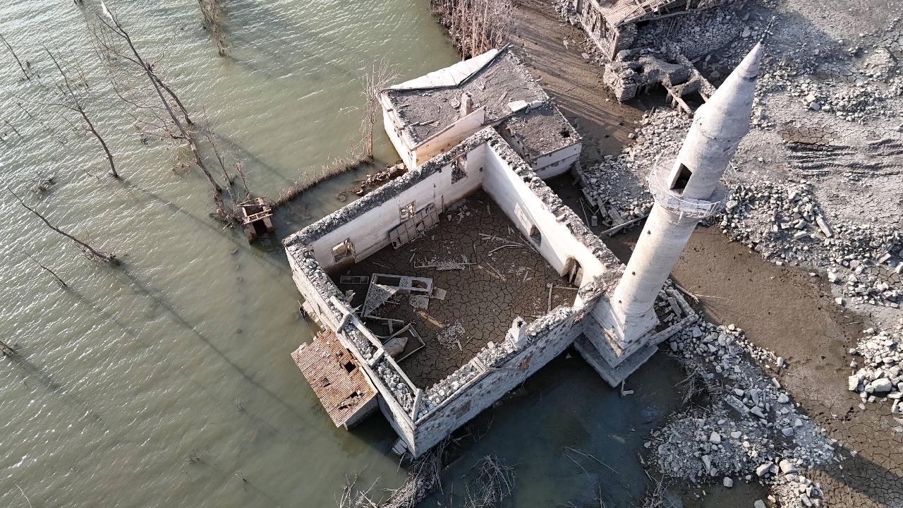 14 yıl sonra su yüzeyine çıkmıştı... Sivas’taki köy yeniden sulara gömüldü!