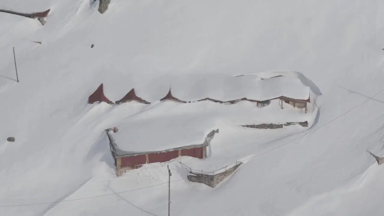 Yaylada kar kalınlığı 3 metreyi aştı: Evler kayboldu