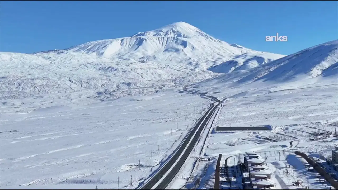 Iğdır'da beyaz esaret: Kardan kapanan köy yolları ulaşıma açıldı