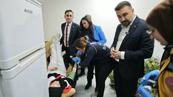 Afyonkarahisar'daki Cumhuriyet Bayramı töreninde fenalaşan öğrenciye acil müdahale