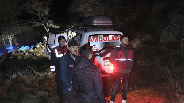 Define bulmak için girdikleri sarnıçta mahsur kalan 3 kişi, 4 saatte kurtarıldı