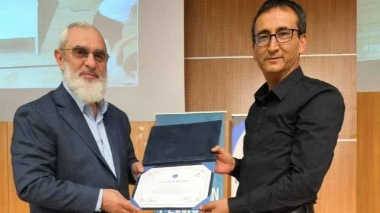 İl Milli Eğitim Müdürü, Nurettin Yıldız’a plaket vermişti: Meclis'e taşındı!