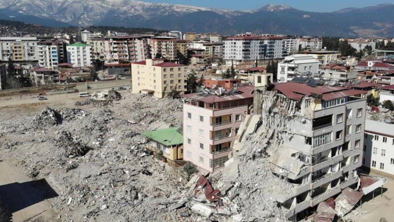 Depremde 27 kişiye mezar olan Firuz Mutlu Apartmanı davası ertelendi... Müşteki avukatı Yaşatır: 