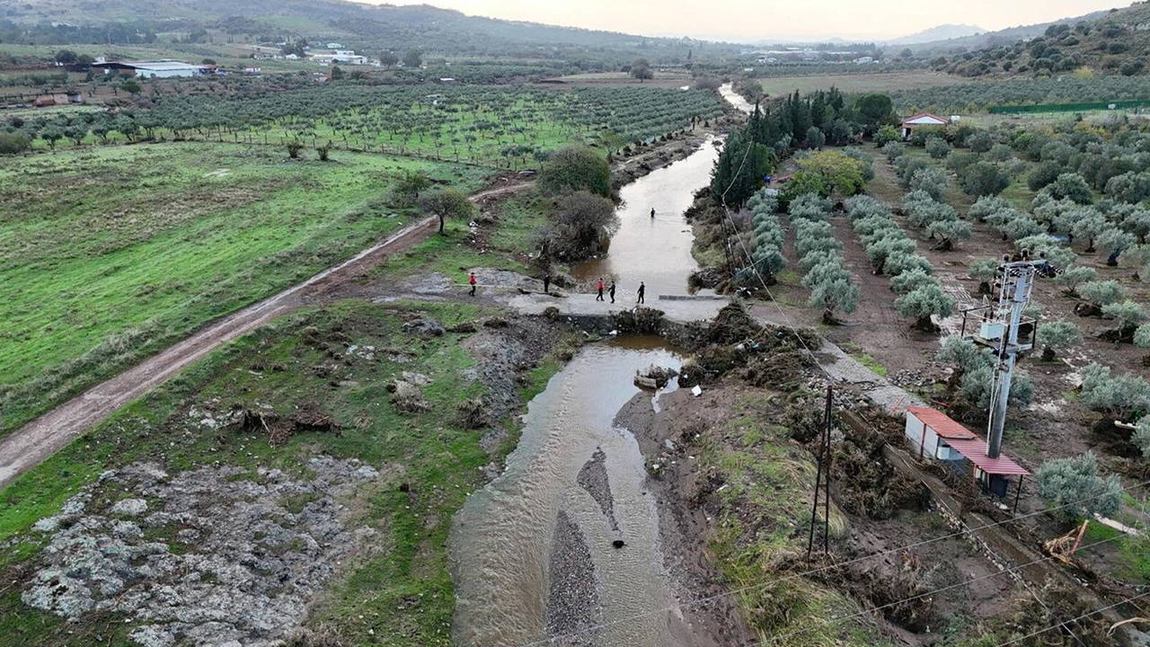 12 saatte metrekareye 155,4 kilogram yağmur düştü... Foça'da selde kaybolan kişiyi arama çalışmaları 2. gününde!