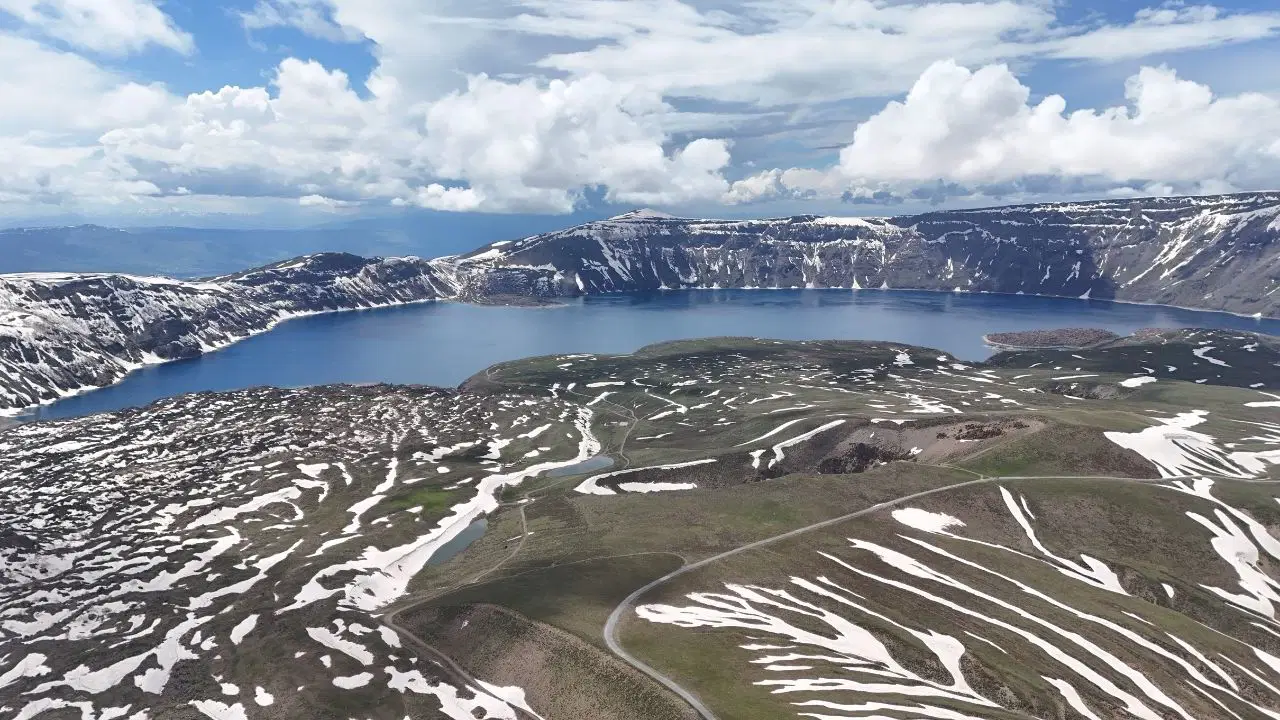 İki mevsimin bir arada yaşandığı Nemrut Krateri havadan görüntülendi