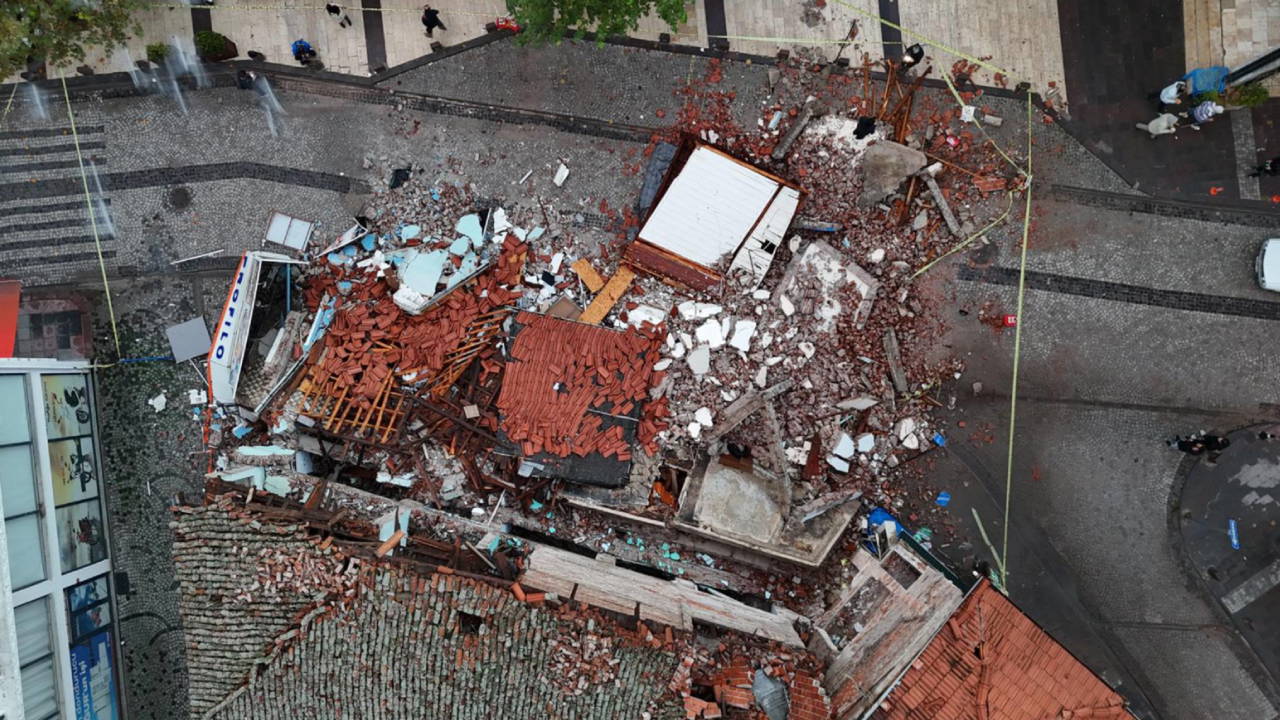 Sındırgı’da 6.1 büyüklüğünde deprem... Yıkılan ve hasar gören binalar görüntülendi