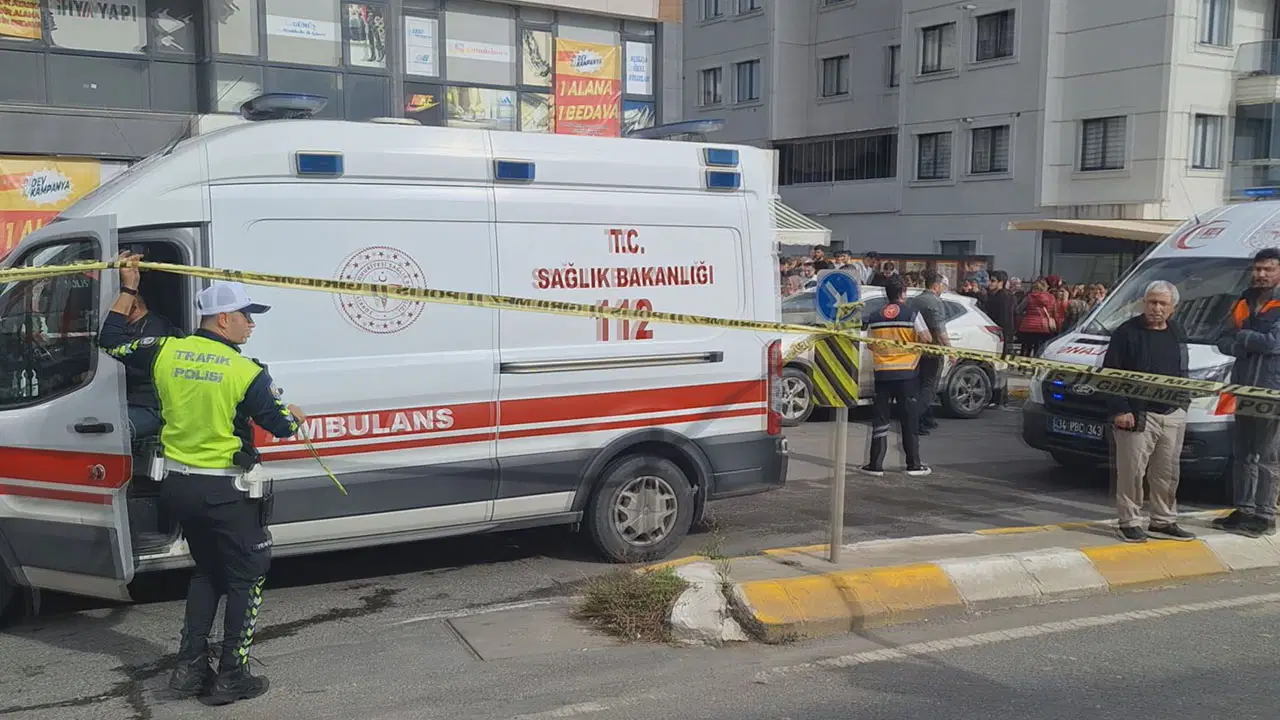 İstanbul Pendik'te hafriyat kamyonu eczaneye daldı: 7 kişi yaralandı!