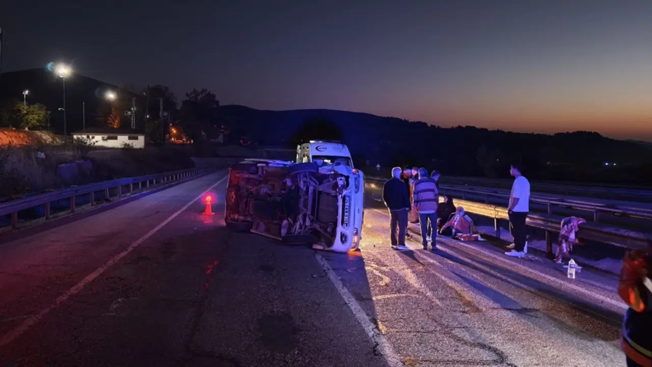 Samsun'da feci kaza... Otomobil, minibüse çarptı: 5'i çocuk, 9 yaralı!