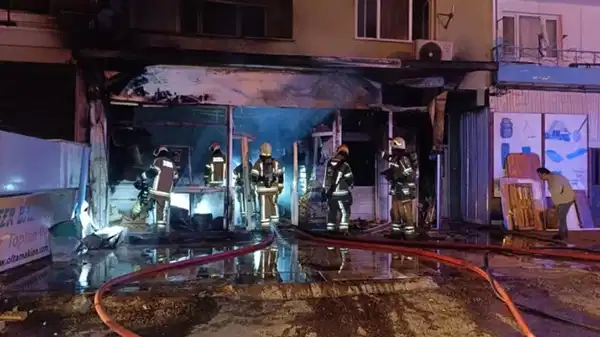 Bursa'da işyerinde yangın: 2 kişi dumandan etkilendi