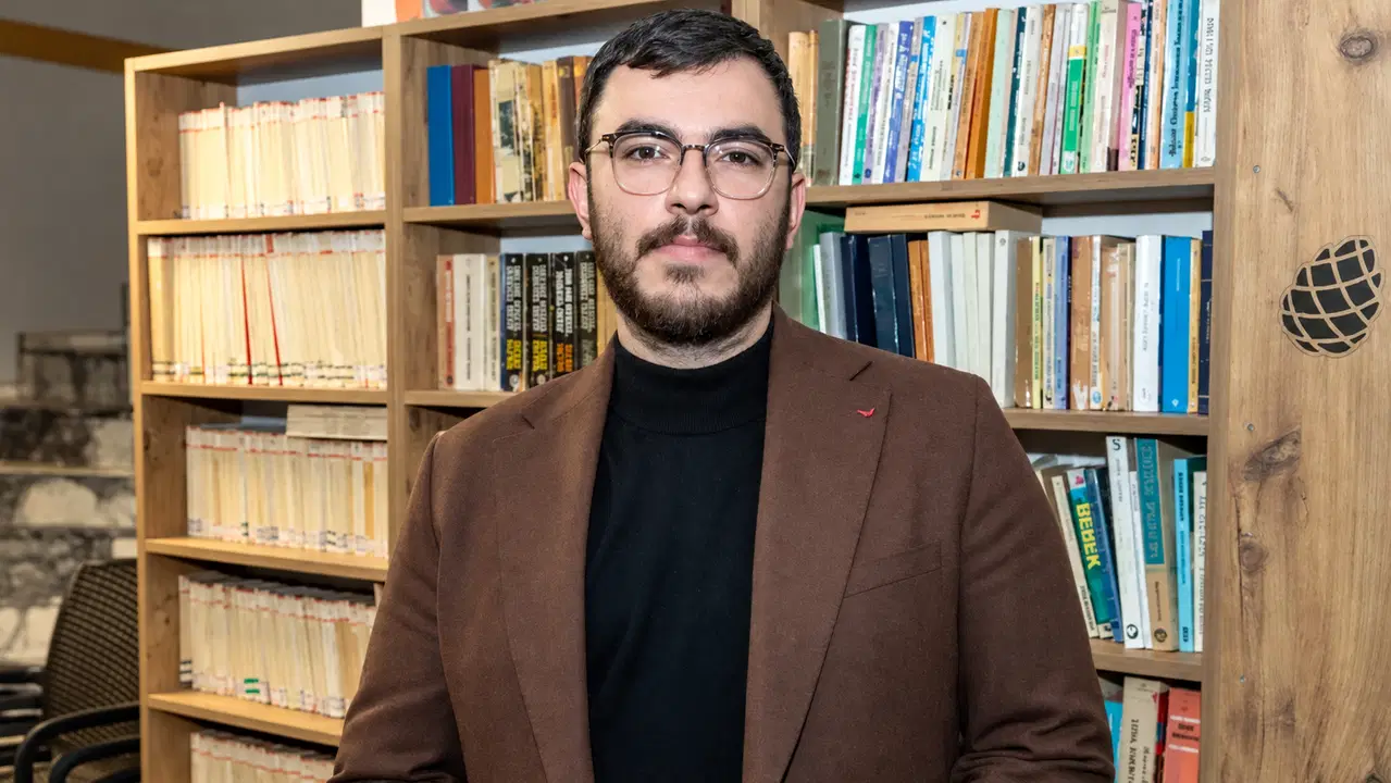 Tutuklanan gazeteci İsmail Arı'dan yeni mesaj: 'Emniyet'e kendi ayağımla gittim, kaçma şüphesiyle tutuklandım'
