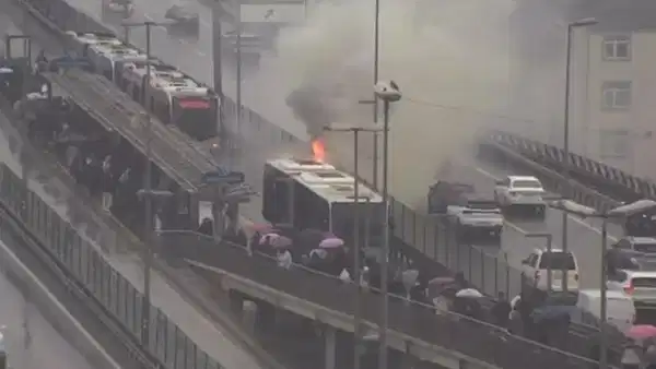 Şişli'de metrobüste yangın çıktı