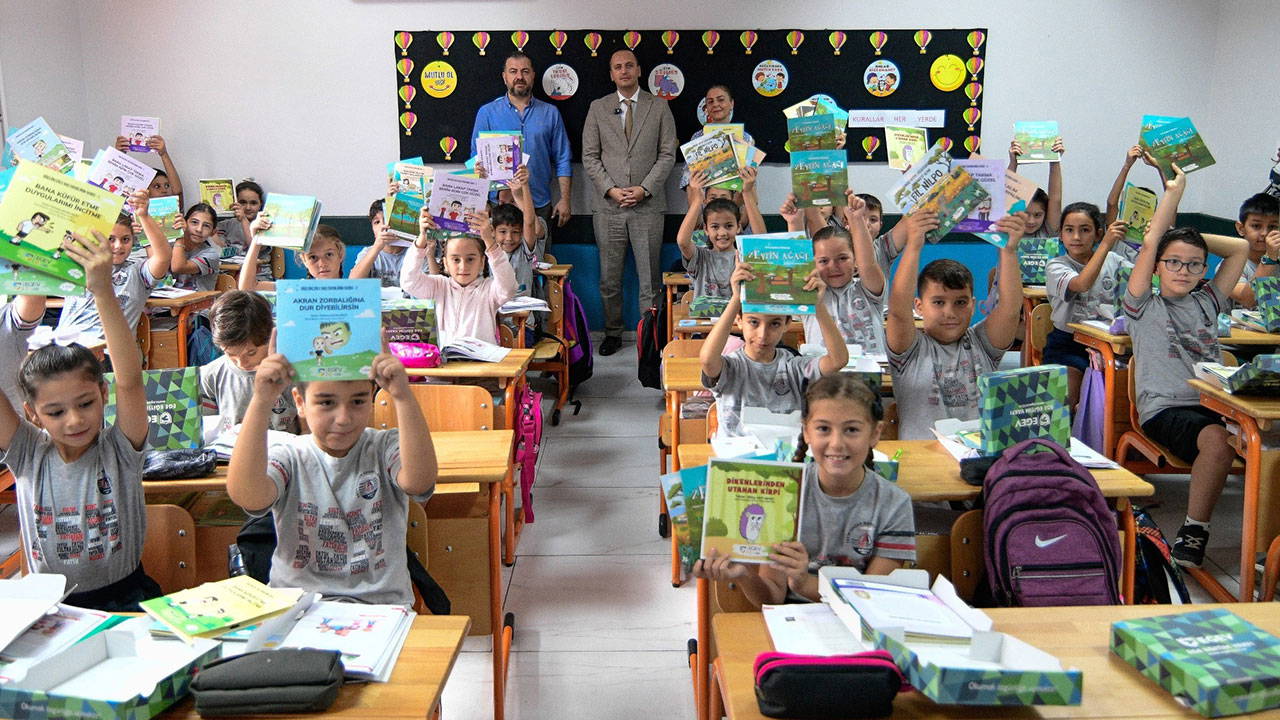 Bornova Belediyesi'nden öğrencilere kırtasiye desteği