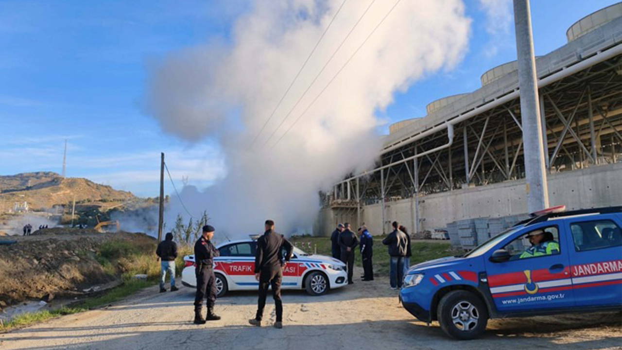 Aydın'da sıcak su boru hattı patladı: Yol trafiğe kapandı