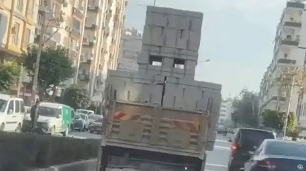 Mersin’de tehlikeli yükleme yapan kamyon sürücüsüne ceza yağdı
