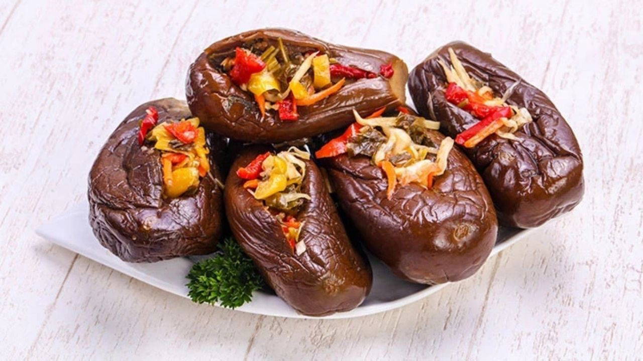 Kış sofralarının en lezzetli eşlikçisi: Patlıcan turşusu tarifi