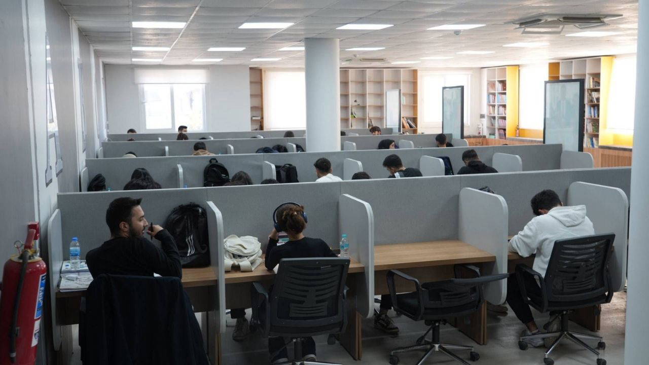 Adıyaman Belediyesi’nin Yaşayan Kütüphane’si öğrencilerden yoğun ilgi görüyor: Öğrencilere çağdaş ve geniş kütüphane!
