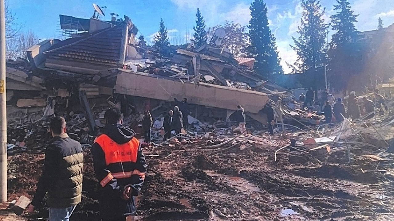 Depremde yıkılan Manolya Sitesi davası 9 Kasım'a ertelendi