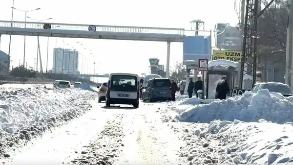 Diyarbakır’da kar yağışı sonrası don ve buzlanma: Yollar buz pistine döndü, tüm uçuşlar iptal edildi!