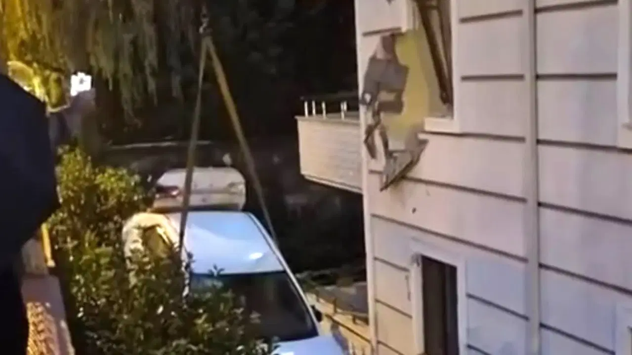 Sakarya Serdivan'da otomobil apartmanın ikinci katındaki daireye çarptı