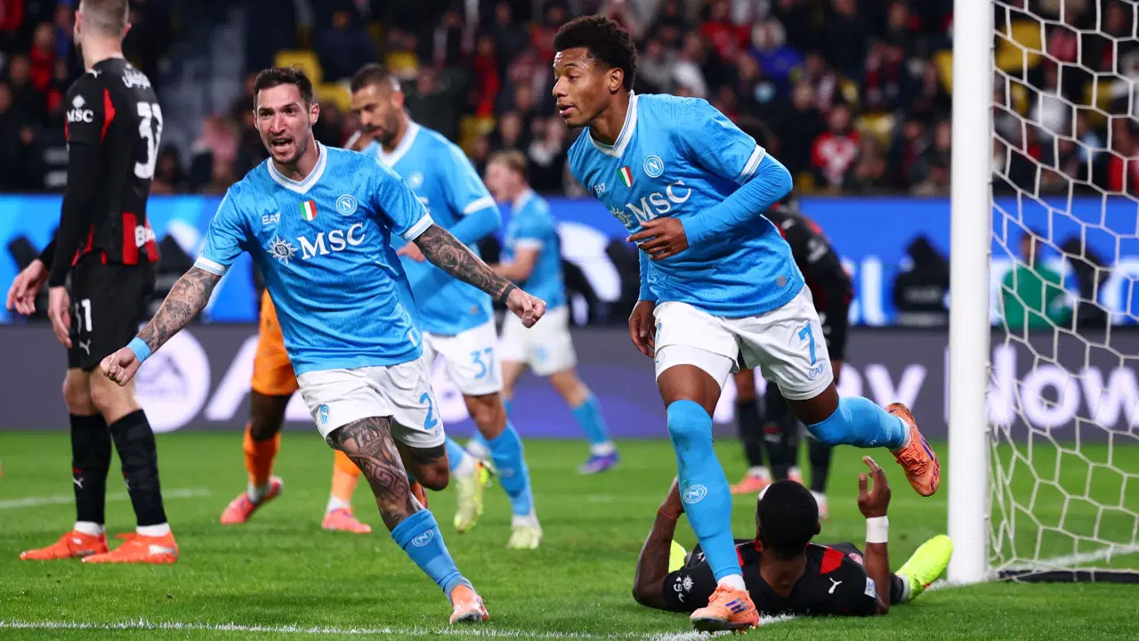 Milan'ı deviren Napoli finalde!