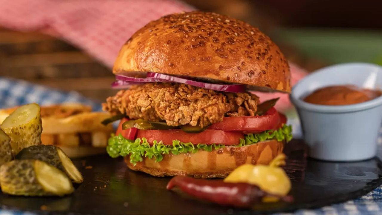 15 dakikada fast food keyfi: Evde çıtır tavuk burger tarifi