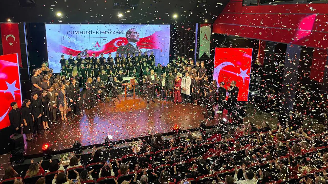 Anabilim Eğitim Kurumları’ndan cumhuriyetin 40. yılına yakışır görkemli kutlama: 'Miras' oyunu ayakta alkışlandı