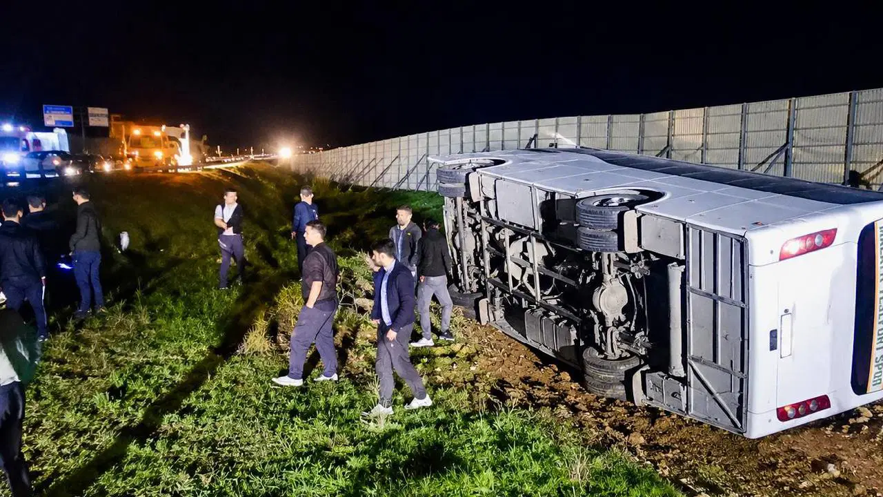 Taraftarları taşıyan yolcu midibüsü devrildi: Çok sayıda yaralı var