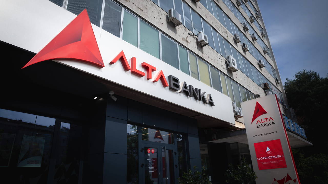 Sırbistan'da iktidarla yakınlığı tartışılan bankaya kapatma kararı: Yurtdışına para transferi iddiaları gündemde