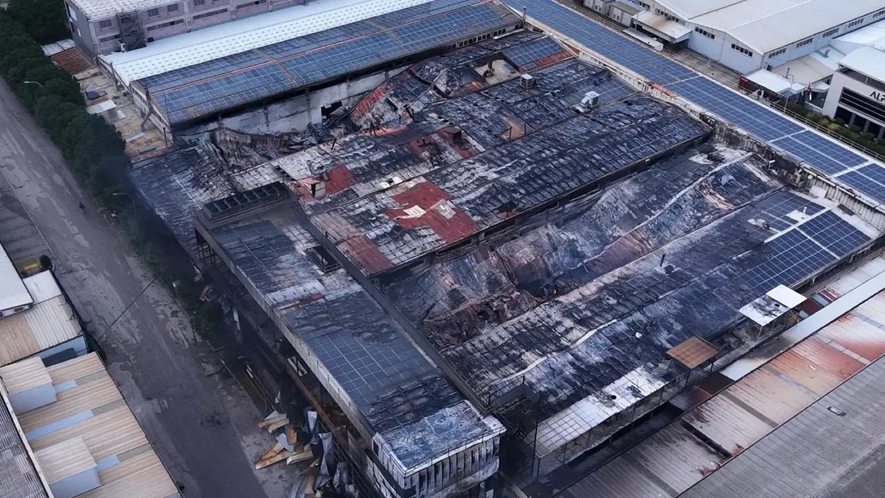 Bursa'daki yangında 12 itfaiyeci dumandan etkilendi: Yanan fabrika havadan görüntülendi!