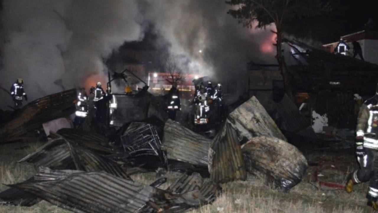 Zihinsel engelli 3 kardeş kalıyordu: Ankara’da soba yangını evi küle çevirdi