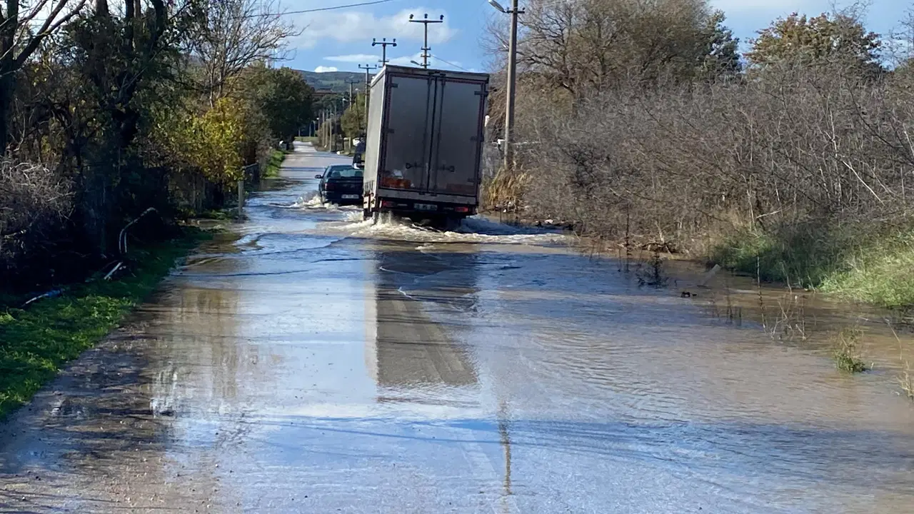 Çanakkale'de Tuzla Çayı taştı: Tarım arazileri ile binaları su bastı!