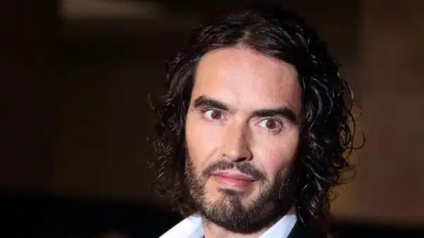 Russell Brand hakim karşısında: Tecavüz suçlamalarını reddetti!