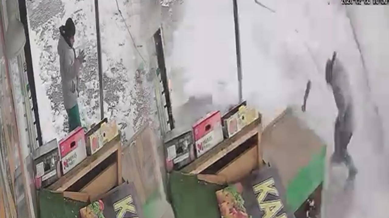 Çatıdan düşen kar kütlesinden saniyelerle kurtuldu: O anlar kamerada