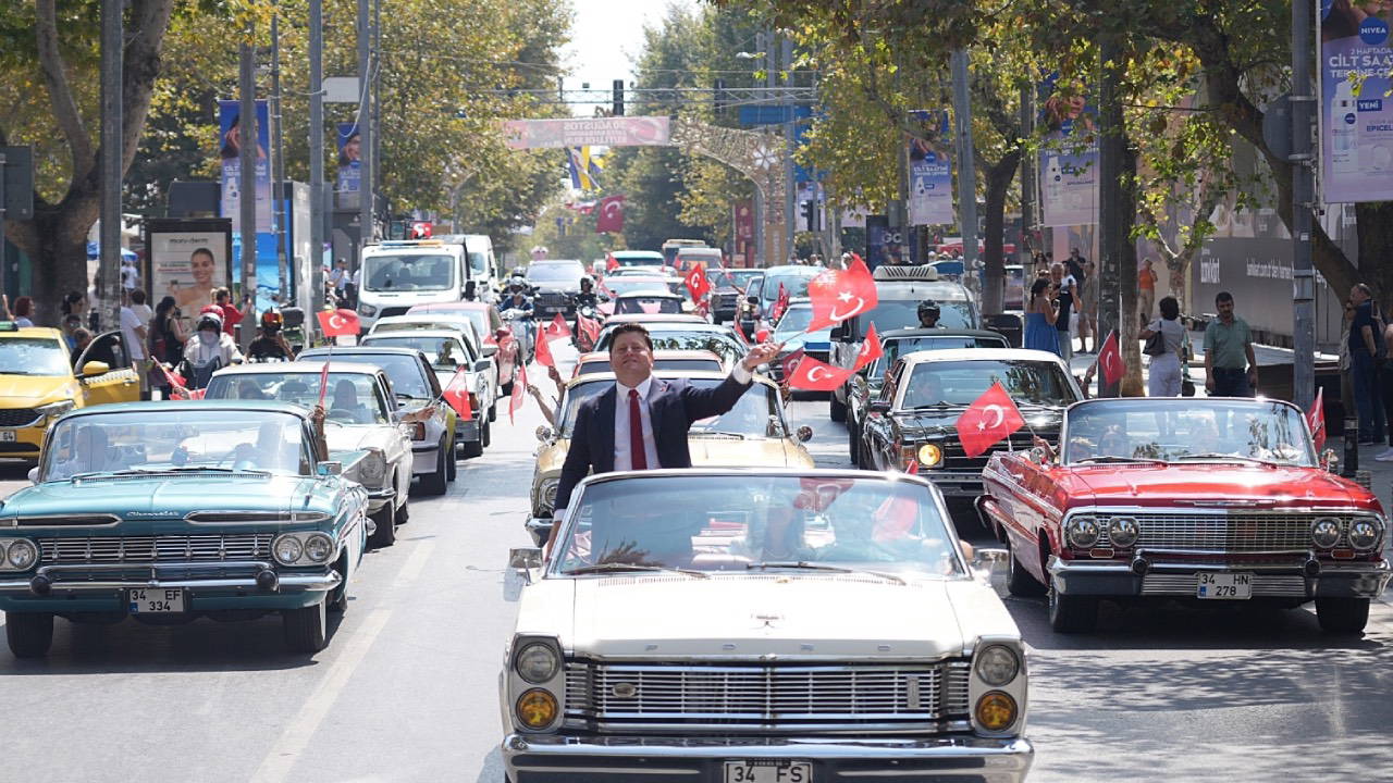 Kadıköy sokaklarında Zafer Bayramı coşkusu