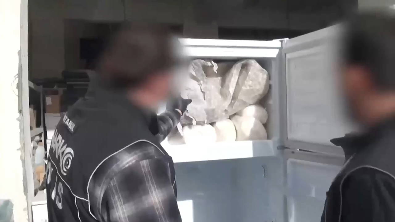 Kargo ile göndermişler: Buzdolabında 28 kilogram metamfetamin ele geçirildi